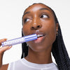 Une femme avec un stick de blanchiment Diamond Smile dans la main