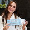 Femme avec gel de blanchiment dentaire PAP+ de Diamond Smile