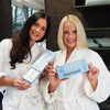 Deux femmes utilisant le gel de blanchiment dentaire PAP+ de Diamond Smile