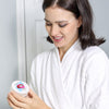 Femme avec Diamond Smile blanchiment des dents PAP+ poudre