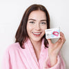 Femme tenant la poudre Diamond Smile PAP+ pour le blanchiment des dents dans la main