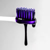 Sérum de blanchiment dentaire violet de Diamond Smile sur une brosse à dents
