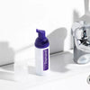 Diamond Smile Mousse de blanchiment des dents violette Correction de la couleur sur fond blanc dans la salle de bain