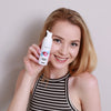 Femme avec mousse de blanchiment Diamond Smile