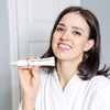Femme tenant le dentifrice blanchissant PAP+ de Diamond Smile dans la main