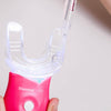 Le gel de blanchiment dentaire est versé sur une pièce buccale de blanchiment dentaire avec une seringue de gel de blanchiment dentaire.
