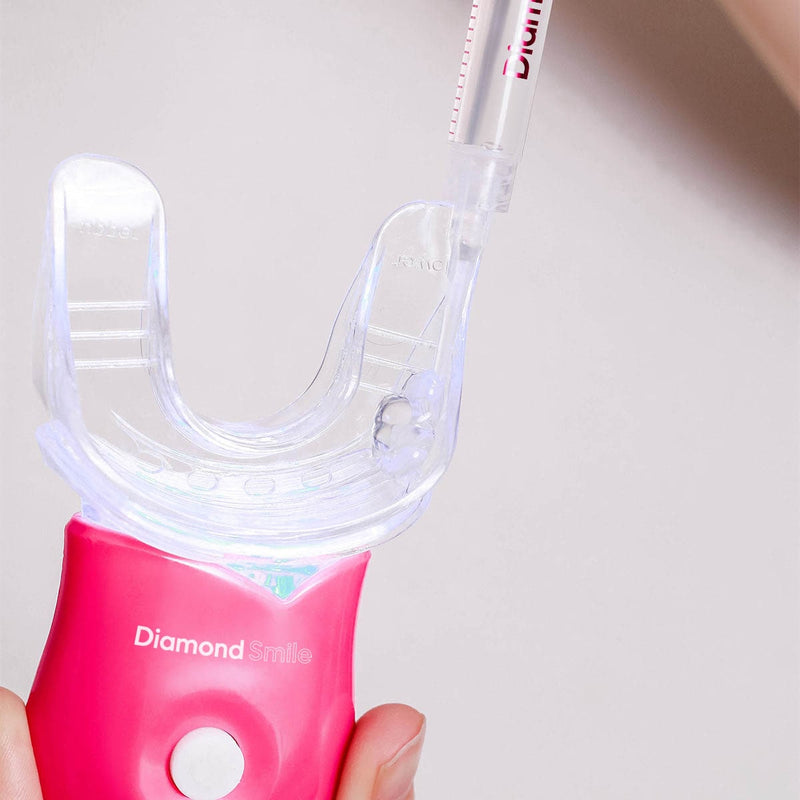 Le gel de blanchiment dentaire est versé sur une pièce buccale de blanchiment dentaire avec une seringue de gel de blanchiment dentaire.