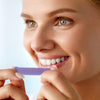 Femme Utilisation des bandes de blanchiment dentaire Diamond Smile pour le blanchiment des dents à domicile