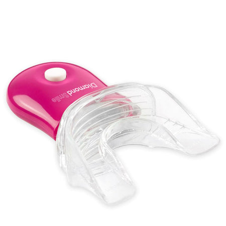 Un kit de blanchiment dentaire Diamond Smile pour le blanchiment des dents à domicile, emballage sur fond blanc