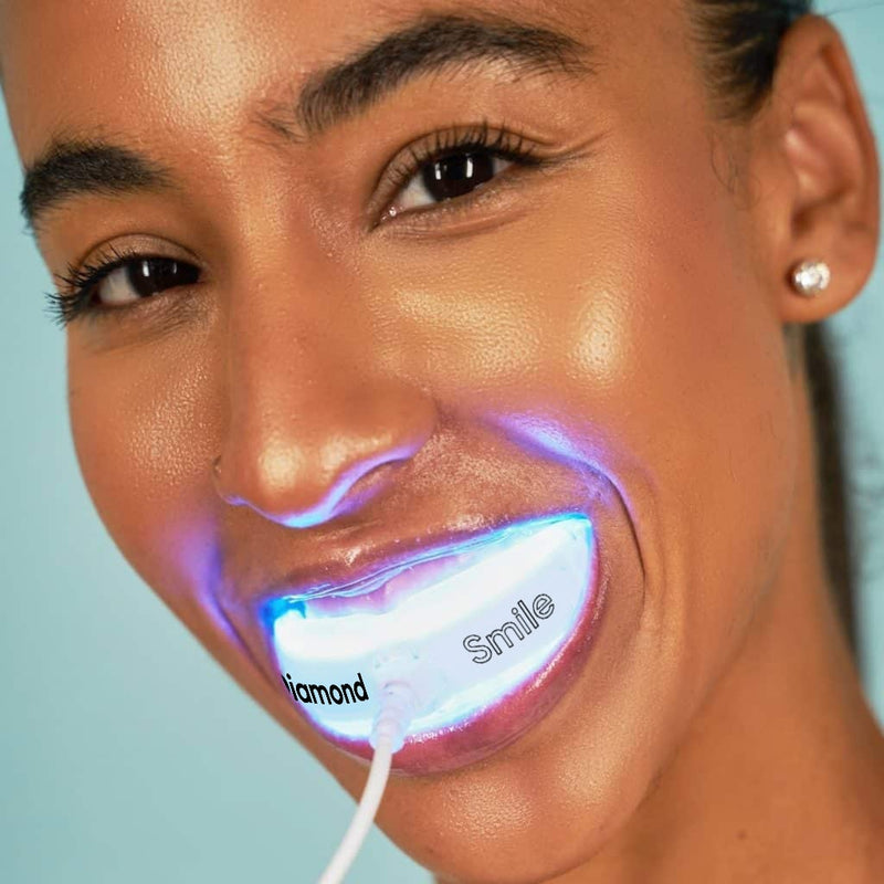Femme avec embout de blanchiment Diamond Smile Power+ Phone Rail LED dans la bouche