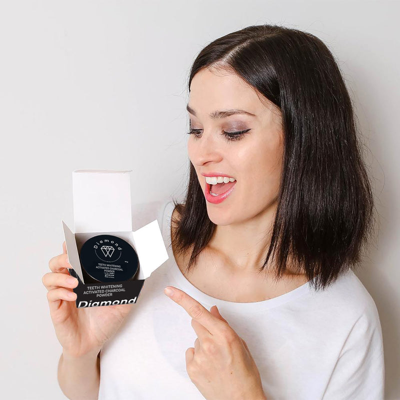Femme avec Diamond Smile Blanchiment des dents Poudre de charbon actif Coco Powder