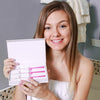 Une femme dans la salle de bain avec un kit de gel de blanchiment des dents, trois seringues de blanchiment des dents