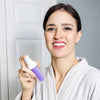 Femme avec Diamond Smile blanchiment des dents violet sérum de correction de la couleur