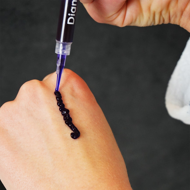 Gel de blanchiment des dents violet sur la main de Diamond Smile