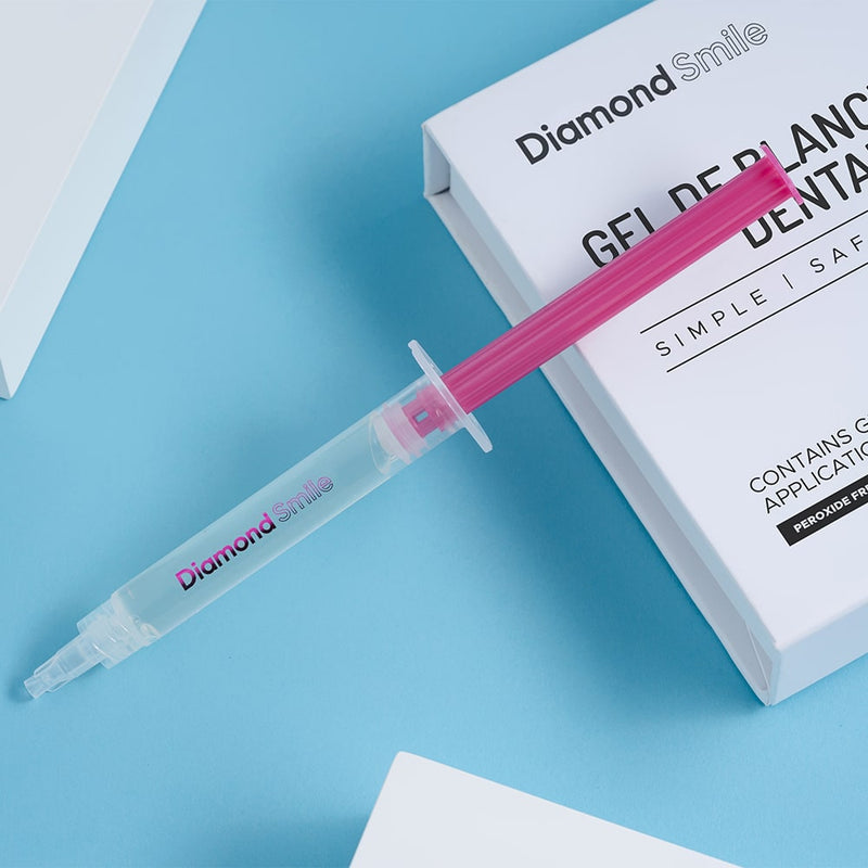 Un gel de blanchiment dentaire en seringue pour le blanchiment des dents à domicile avec un fond bleu