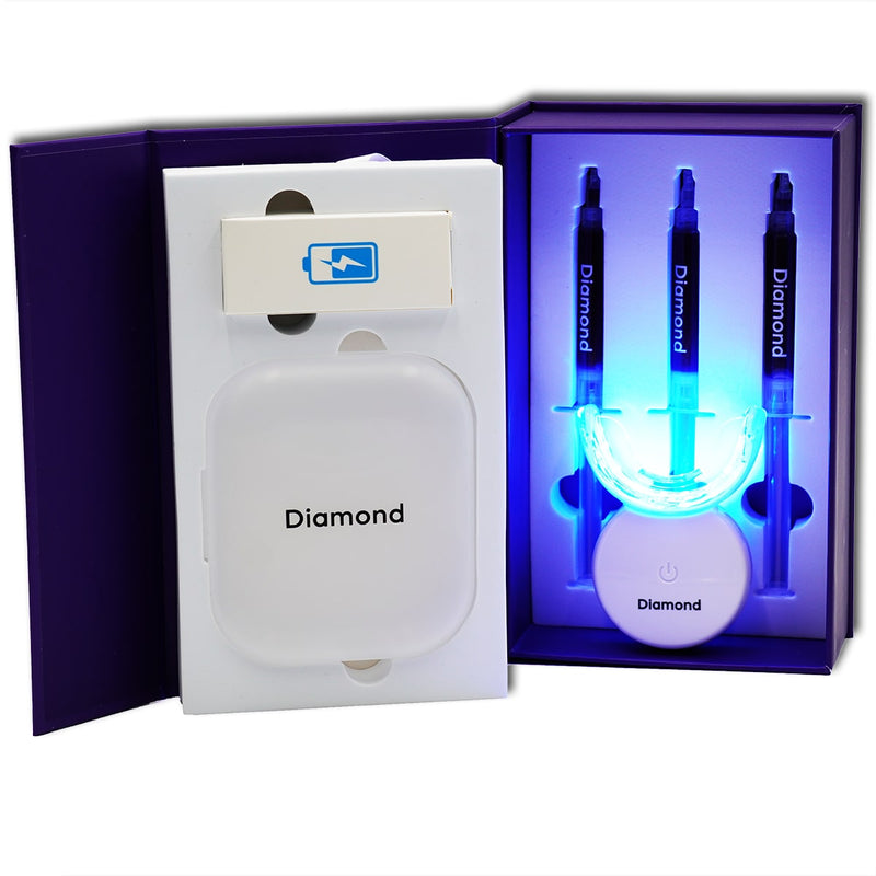 Femme avec Diamond Smile Set de blanchiment des dents de correction de la couleur lilas - Set de blanchiment lilas en main