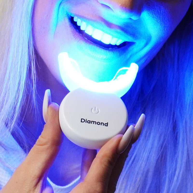 Kit de blanchiment dentaire violet Embout avec lampe LED dans la main de Diamond Smile