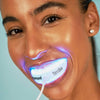 Femme avec embout buccal dans la bouche de PAP+ Set de blanchiment des dents de Diamond Smile