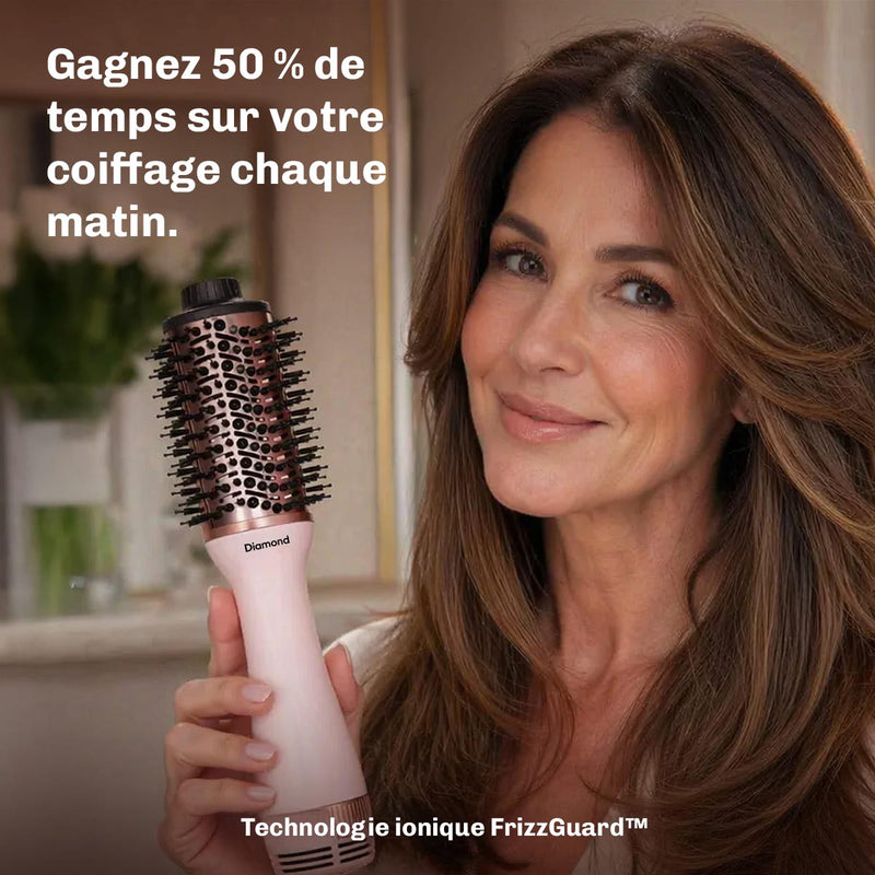 Brosse ronde soufflante pour sécher, coiffer et donner du volume facilement.