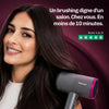 Sèche-cheveux léger et ergonomique pour un coiffage confortable au quotidien.