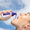 Femme avec Diamond Smile Lila blanchiment des dents correction de la couleur mousse dans la main