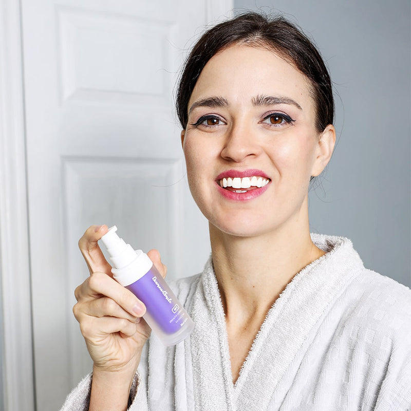 Femme avec correction de la couleur de blanchiment des dents lilas - Sérum pour le blanchiment des dents