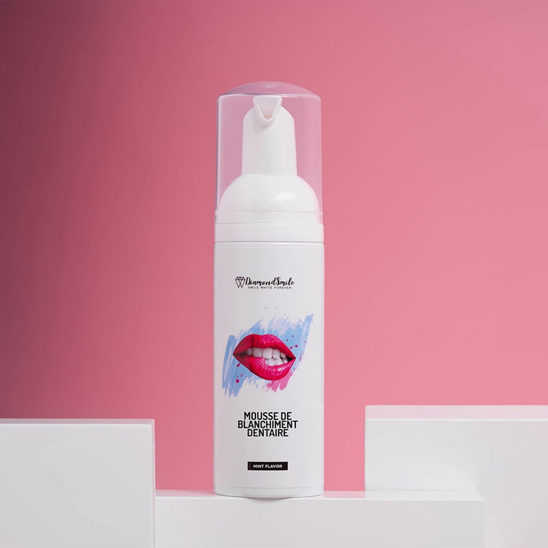 Diamond Smile Zahnbleaching Schaum vor pinken Hintergrund
