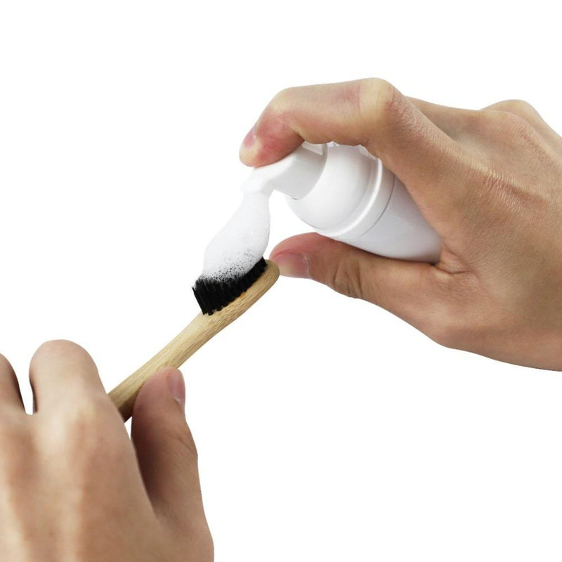 Brosse à dents avec mousse de blanchiment Diamond Smile sur fond blanc